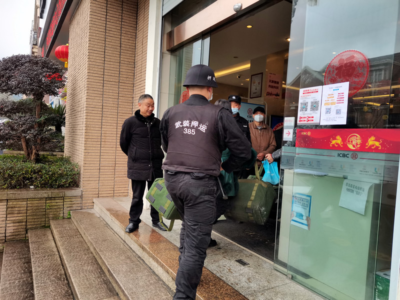 叙永分公司召开安全生产工作推进会(图3) 网点勤务检查.jpg