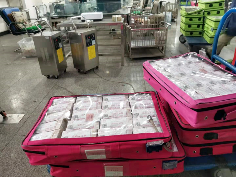 集团公司副总经理吴方毅督查集中业务库疫情防控工作(图4) 现金消毒.jpg