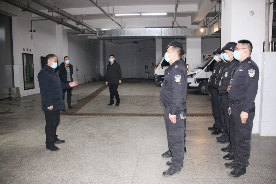 张贞开等深入一线查看防疫情况.JPG