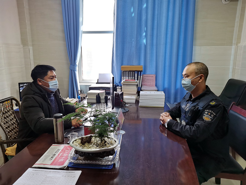 泸县分公司党支部 开展党员职工“谈心交心”活动(图1) 汪涛与林厚华谈心交心.jpg