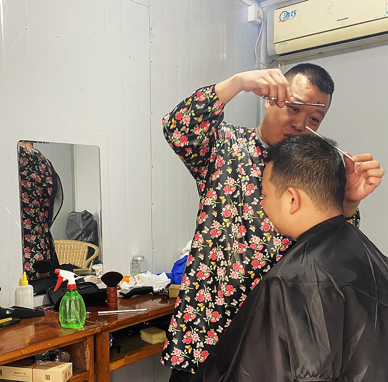 义务理发 情暖人心 ——守押党支部开展义务理发献温情活动(图1) 发型设计.jpg