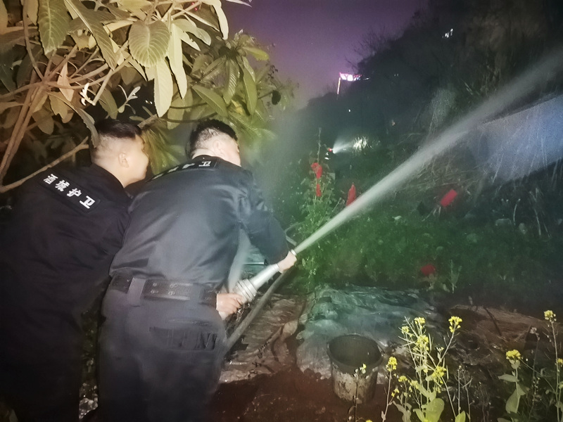 火灾来袭,守押队员“上”!(图3) d18dee59904e25b341bbf4288b95ac9.jpg