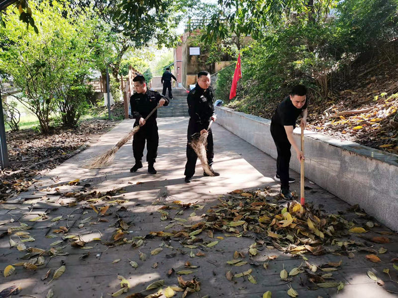 “学雷锋·环保行”主题党日活动照片2.jpg