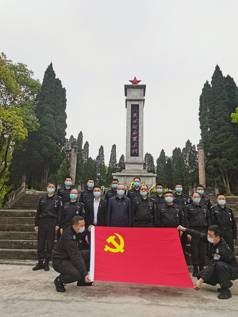 古蔺分公司党支部开展“牢记历史 缅怀英烈”清明祭扫活动(图3) 古蔺分公司党支部开展“牢记历史 缅怀英烈”清明祭扫活动照片5.jpg