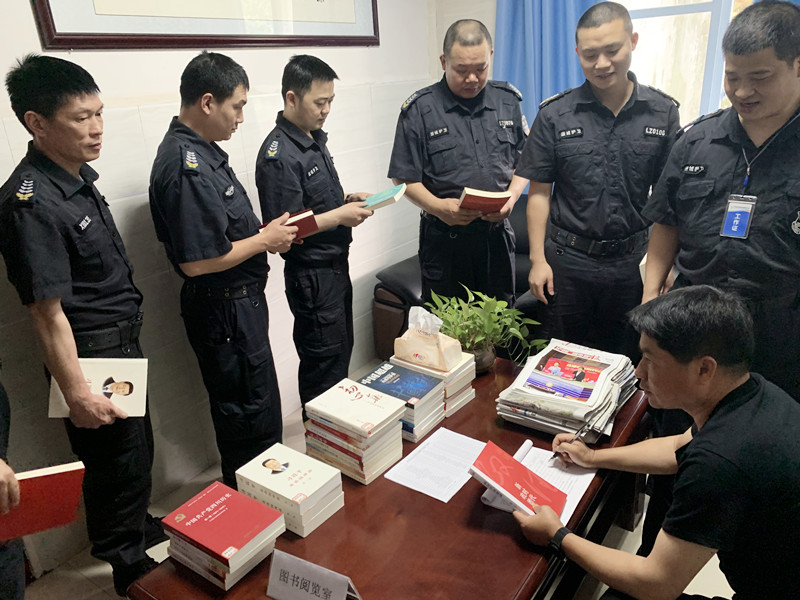 泸县分公司党支部深入开展 “书香进国企•阅读悟初心”读书活动(图2) 借阅图书.jpg