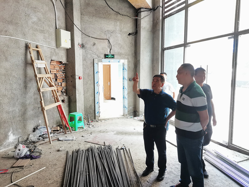 集团公司安全生产部到叙永分公司开展节前安全检查(图1) 施工现场检查2.jpg