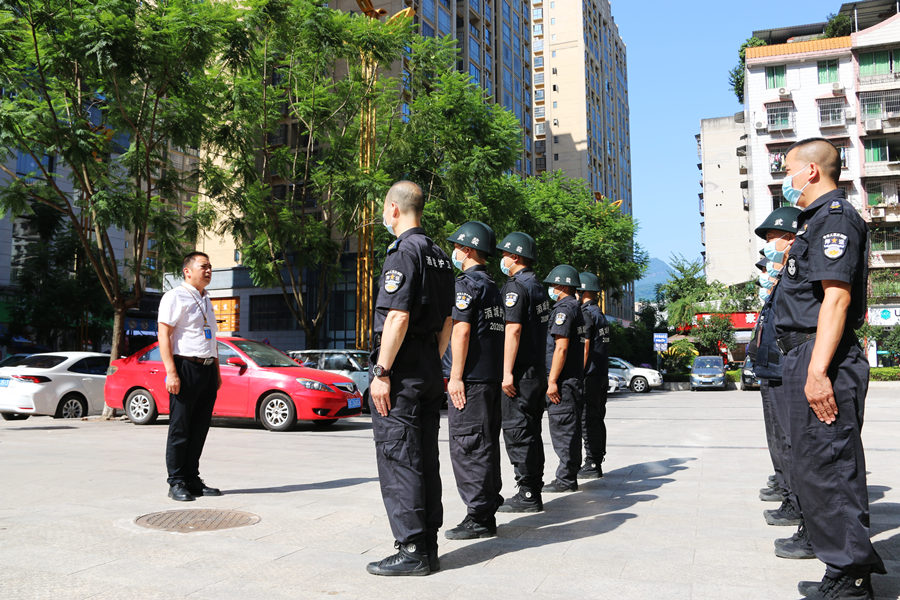 相片2：刘昭伟嘱咐大家注意身体.JPG