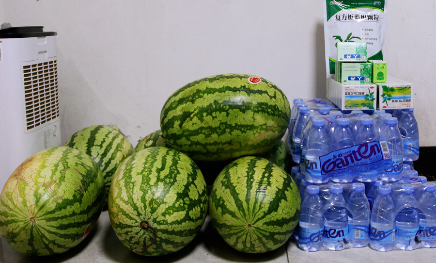 相片1：为一线员工购买的防暑物品和药品.jpg