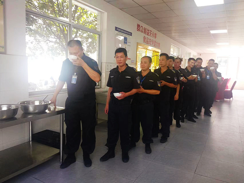 泸县分公司勤务队员归队后排队喝绿豆汤解暑.jpg