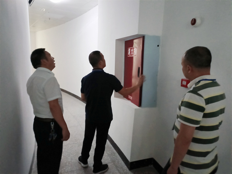 集团公司副总经理张进检查叙永分公司安全工作(图2) 查看消防器材.jpg