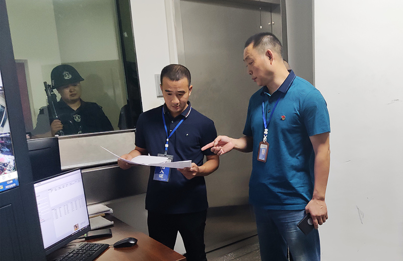 集团公司副总经理张进检查叙永分公司安全工作(图3) 检查库房.jpg