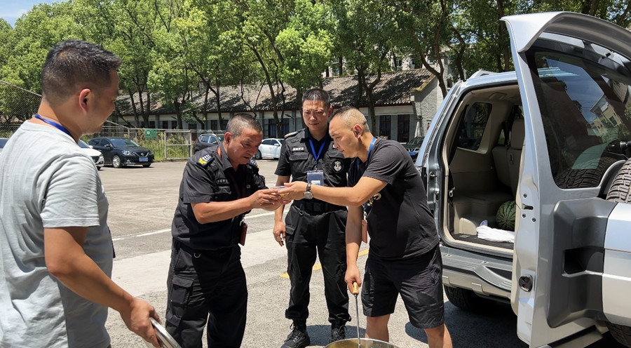 西瓜&绿豆汤 最佳CP送清凉 --酒城护卫分公司开展“夏送清凉”活动(图1) 1.陈有平喝绿豆汤.jpg