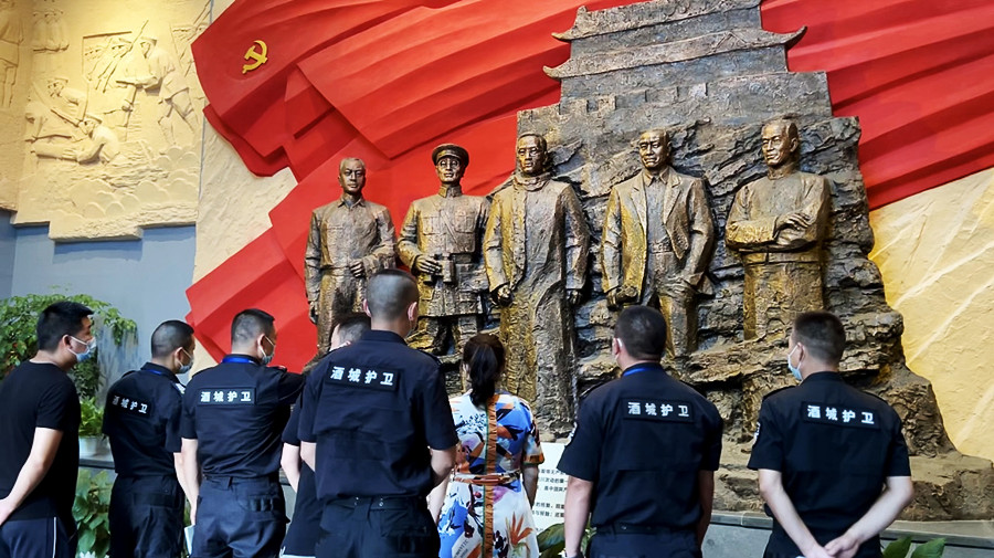 守押党支部组织参观龙透关泸顺起义旧址(图2) 参观泸顺起义陈列馆.jpg
