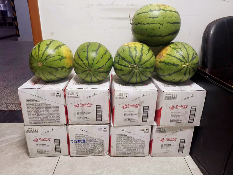 叙永分公司:保安全,战高温(图3) 购买的部分西瓜和矿泉水.jpg