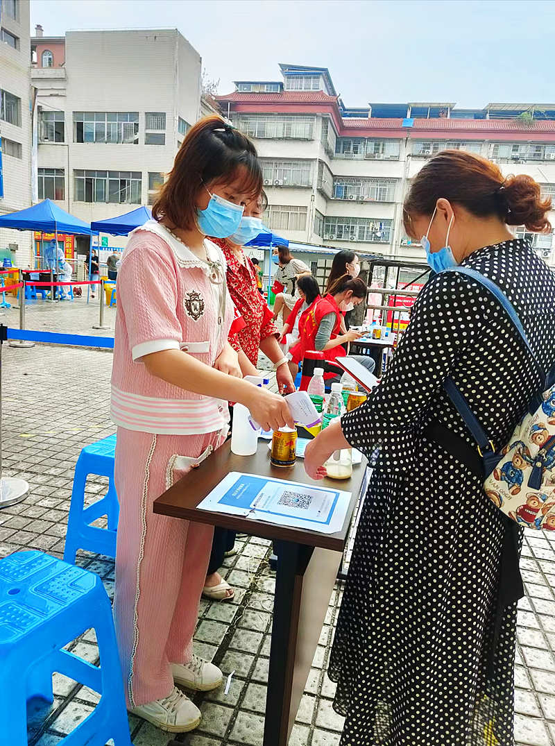 志愿者胡高蓉（左）在从事抗疫志愿服务.jpg