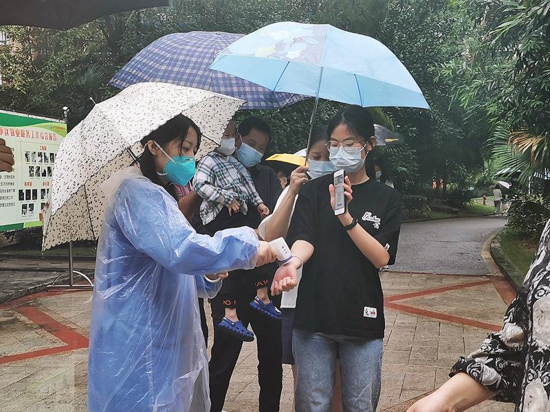 蔡玉琴的抗疫日记(图1) 蔡玉琴扫健康码.jpg