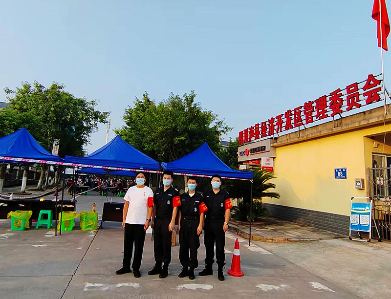 泸县分公司党支部党员志愿者坚守战“疫”一线(图1) 提前达到现场.jpg