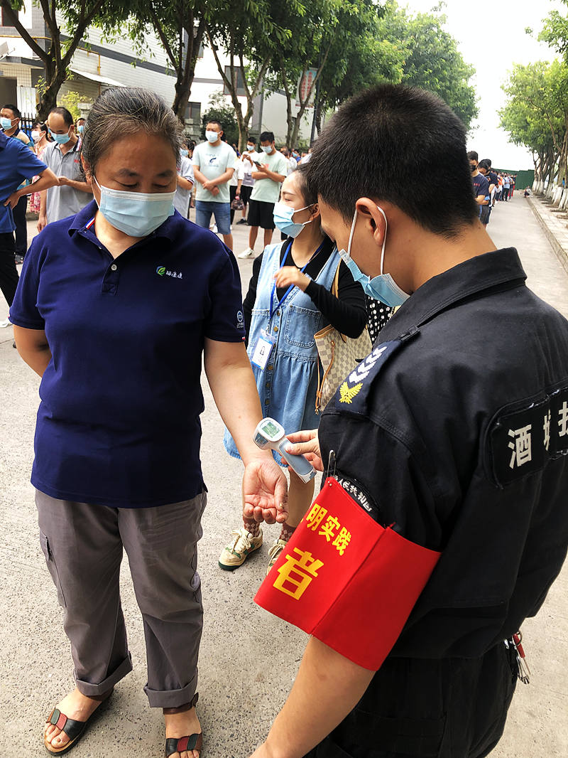 泸县分公司党支部党员志愿者坚守战“疫”一线(图2) 33c74d0b94dbcaa0c07dbdc20349577.jpg