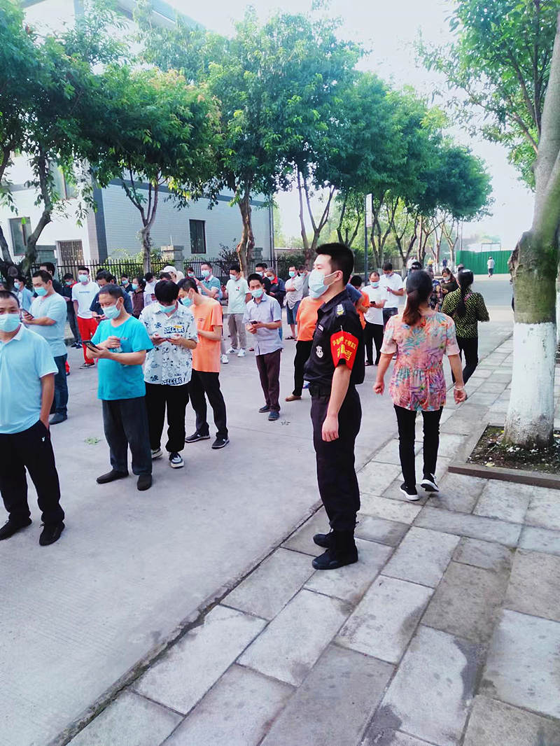 泸县分公司党支部党员志愿者坚守战“疫”一线(图3) 维持秩序2.jpg