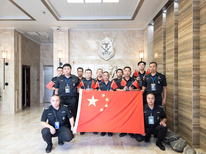 守押党支部开展“同心庆国庆,喜迎二十大”系列活动(图1) 国旗合影 (1).jpg