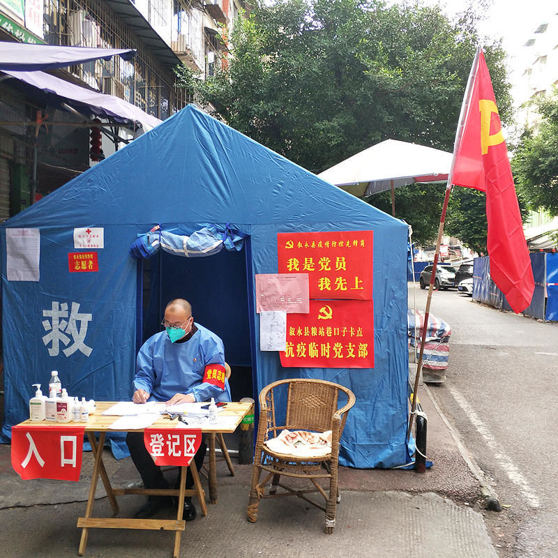 叙永分公司抗击疫情纪实(图1) 罗小平坚守卡点.jpg