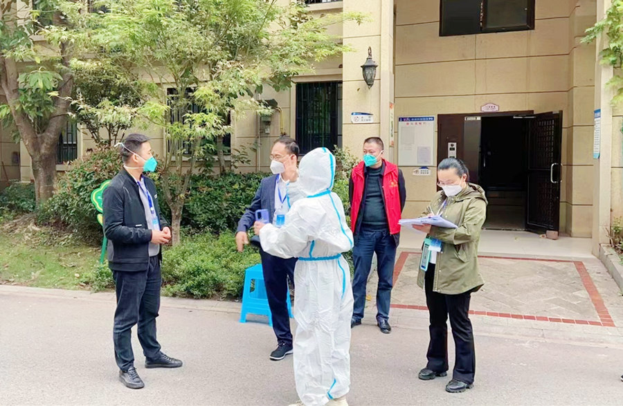 叙永分公司抗击疫情纪实(图4) 戴泽亮迎接省里检查.jpg