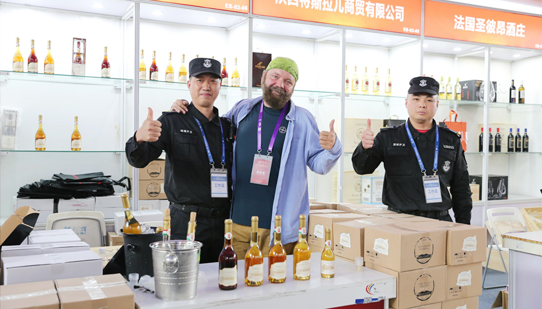 酒博会融通安防临勤会展安保的96小时|点击解锁精彩瞬间!(图9) 11.法国友人为安防队员点赞.jpg