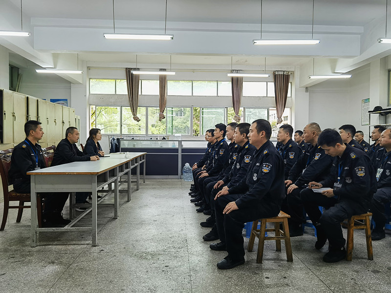 绷紧“安全弦”保障节日安全|酒城护卫武装守押分公司组织开展“五一”节前安全检查(图1) 大队会节前教育.jpg