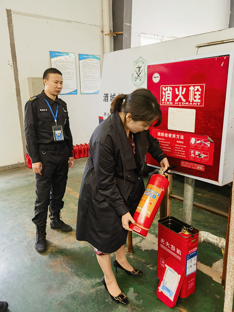 绷紧“安全弦”保障节日安全|酒城护卫武装守押分公司组织开展“五一”节前安全检查(图2) 检查灭火器.jpg