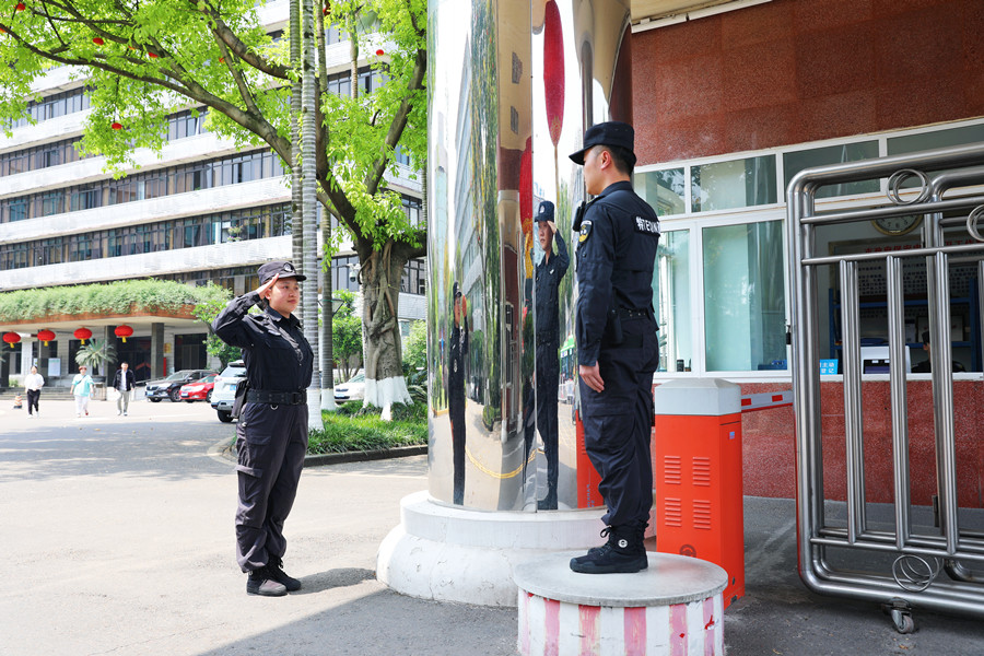 英姿飒爽的安保之花 ——四川融通安防集团安保队员王晓英印象(图2) 王晓英上岗.jpg