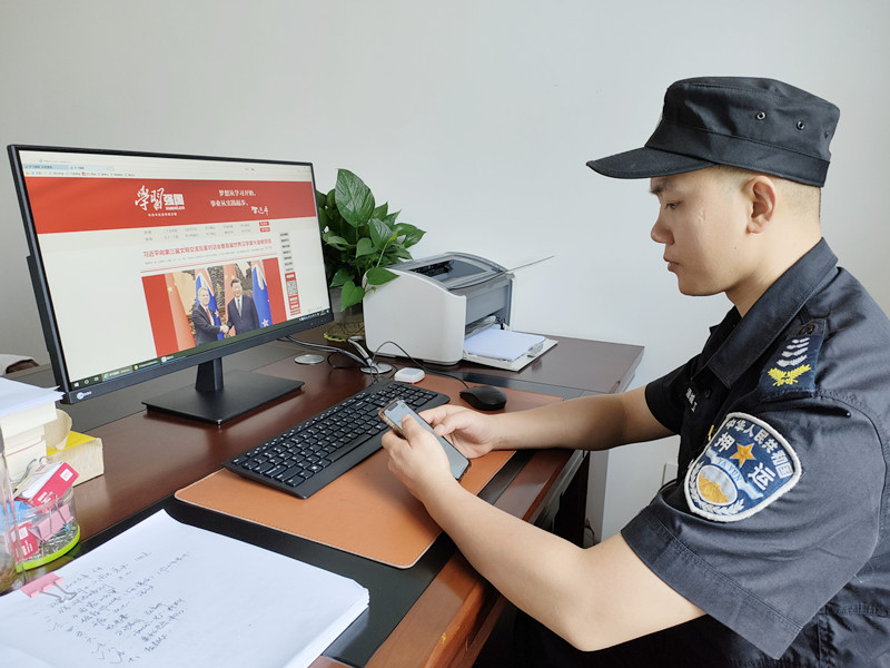 赤诚诠释初心 实干践行使命 ——记合江分公司党支部优秀党员梁学波(图1) 相片2:利用勤务间隙“学习强国”.jpg