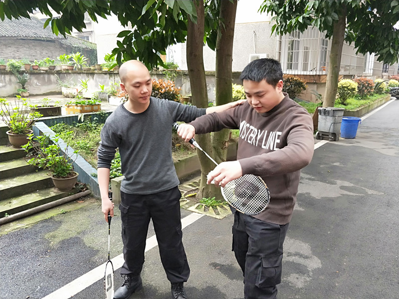 赤诚诠释初心 实干践行使命 ——记合江分公司党支部优秀党员梁学波(图4) 相片5:结对帮扶提高同事身体素质.jpg