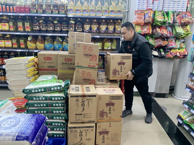 党员志愿者助力超市搬运物资展担当(图1) 1.jpg