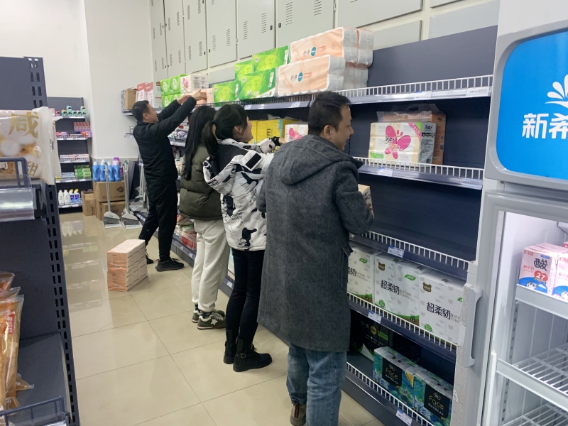 党员志愿者助力超市搬运物资展担当(图2) 2.jpg