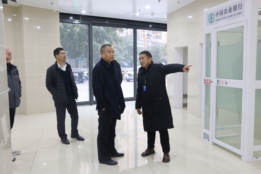参观金融自助机具超市2.JPG