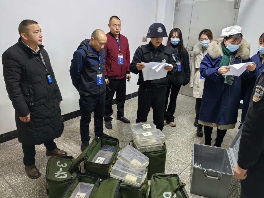 工行泸州分行自助机具外包业务在叙永分公司正式启动运行(图1) 交接并启动运行.jpg