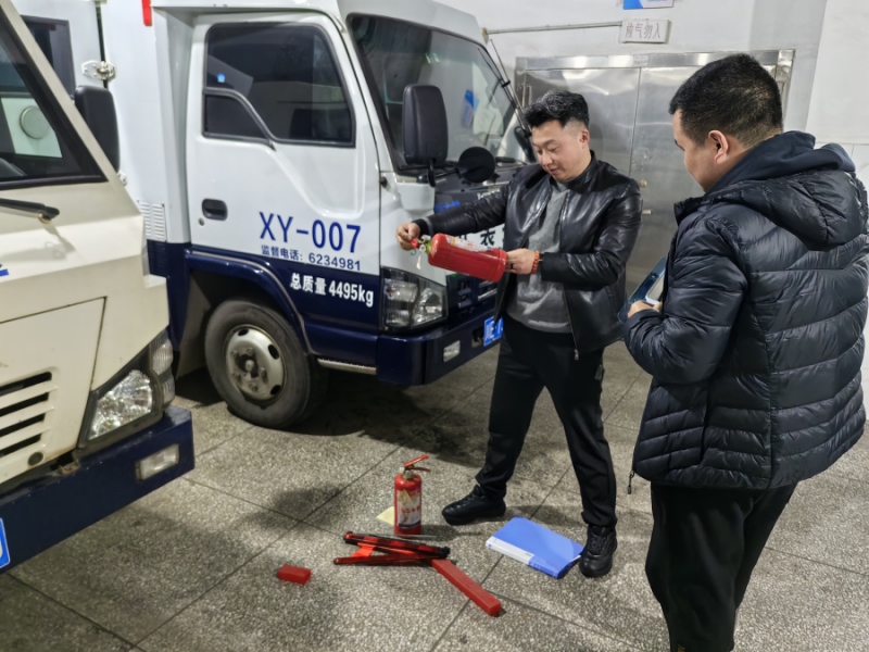 集团公司检查考核叙永分公司2023年度基础管理工作(图2) 检查车辆物品.jpg