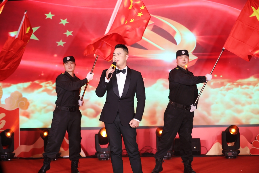 龙腾盛世 融耀未来|四川融通安防集团举办迎新春职工茶话会(图13) 9.红旗飘飘2.jpg