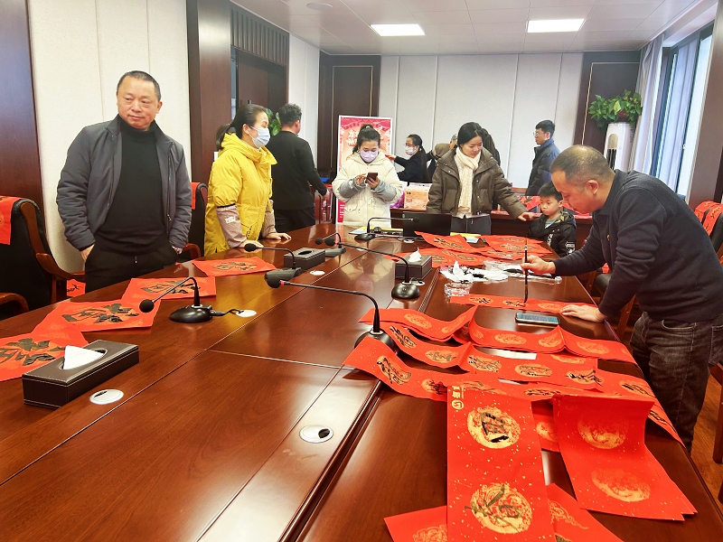 翰墨迎新春 佳联送祝福 集团公司行政办、机关党支部联合泸州招商银行举办写春联送祝福活动(图1) 配图2.jpg