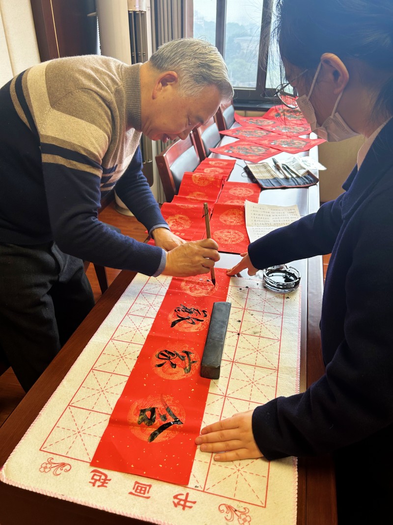 翰墨迎新春 佳联送祝福 集团公司行政办、机关党支部联合泸州招商银行举办写春联送祝福活动(图2) 配图4.jpg
