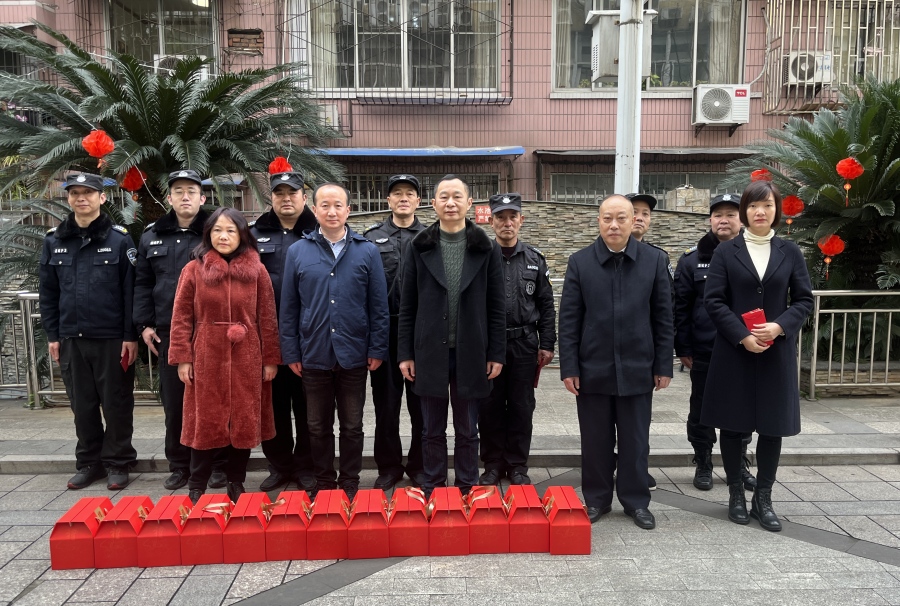 集团公司领导除夕慰问一线员工(图1) 705042790b483472512e030a751e02d.jpg