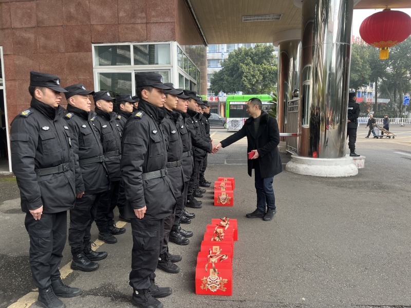 集团公司领导除夕慰问一线员工(图2) 05448cc840035e107d7c2110997fe72.jpg