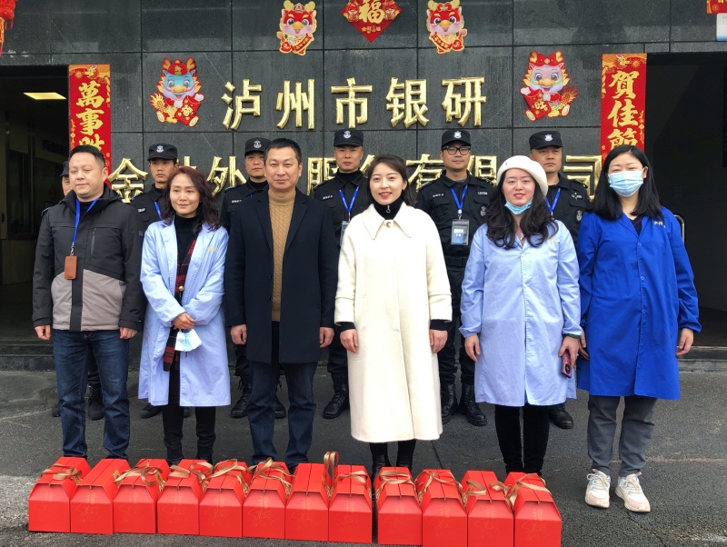集团公司领导除夕慰问一线员工(图3) 4f65c0398141c71f1c614ff37a4b0e9.jpg