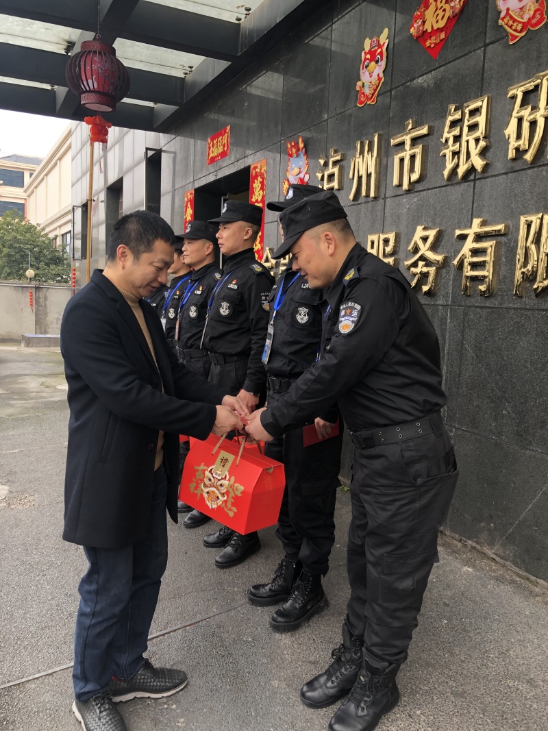 集团公司领导除夕慰问一线员工(图4) 5c0cf40b1801bc6e6aa20b7b407c864.jpg