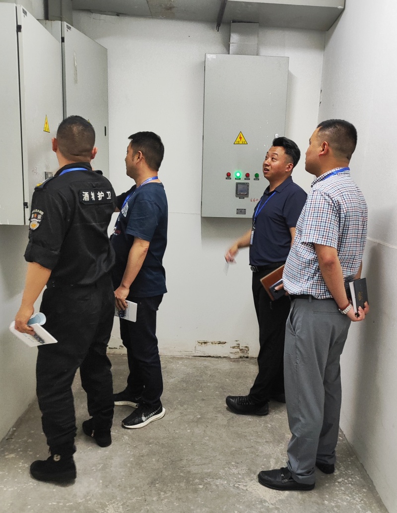 酒城护卫武装守押分公司组织开展“五一”节前安全检查(图1) 机房检查.jpg