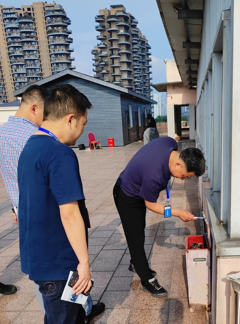酒城护卫武装守押分公司组织开展“五一”节前安全检查(图2) 消防器具检查.jpg
