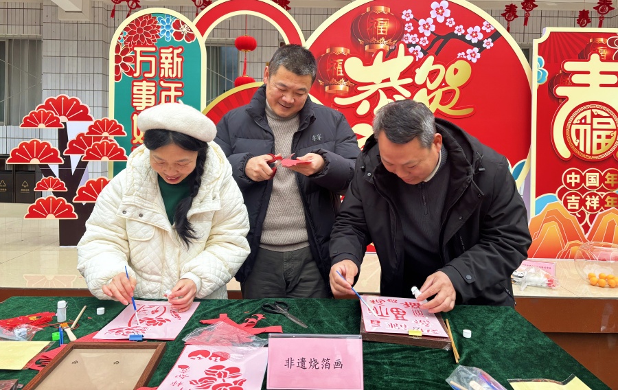 教育培训党支部开展 “福印清风 廉润心田”闹元宵活动(图2) 非遗烧金箔.jpg