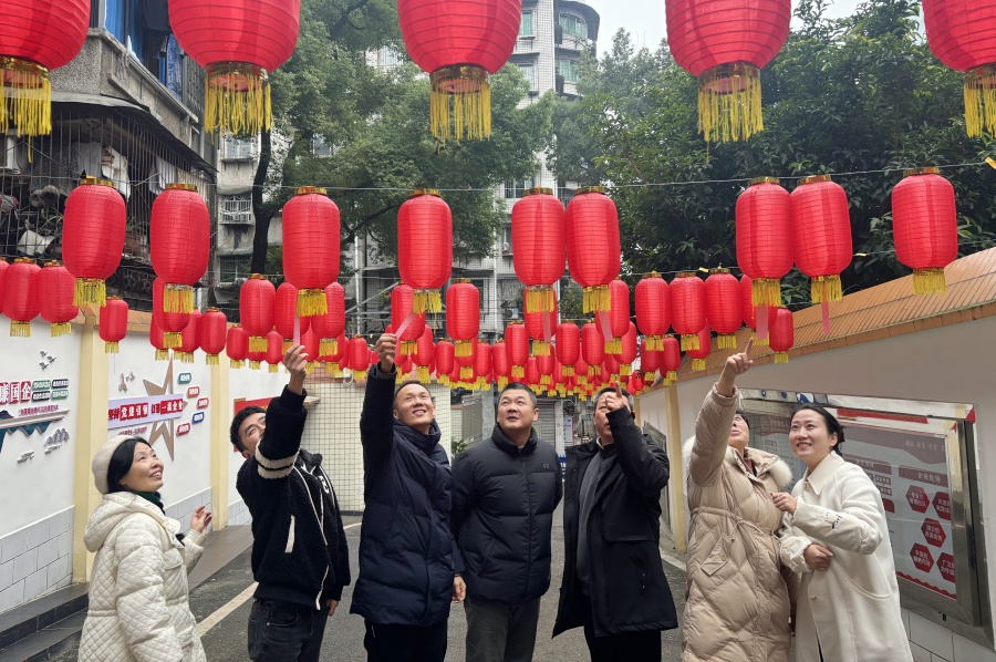 教育培训党支部开展 “福印清风 廉润心田”闹元宵活动(图3) 猜灯谜.jpg