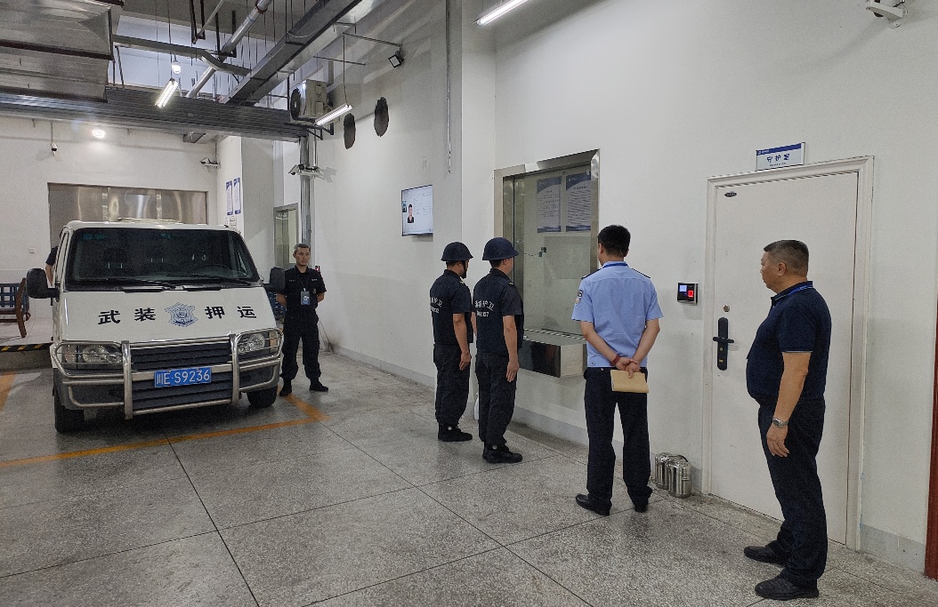 公安部专家组深入合江分公司检查指导工作(图1) 相片2:查看枪弹领用情况.jpg