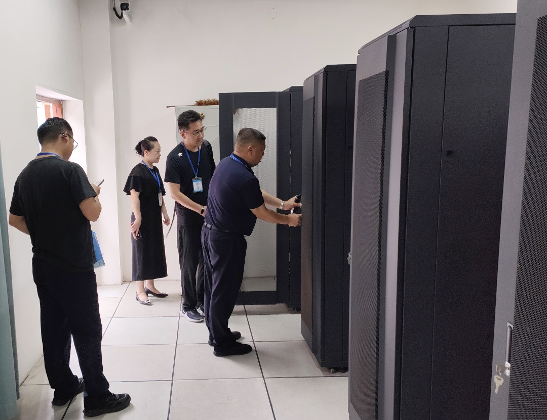 公安部专家组深入合江分公司检查指导工作(图2) 相片3:检查UPS室.jpg